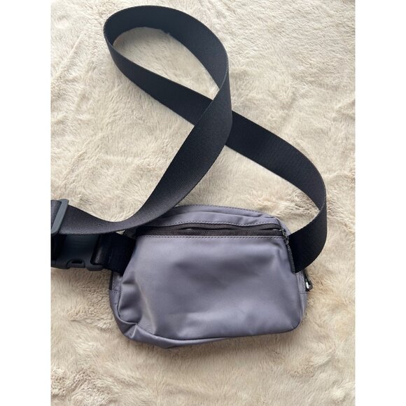 Lululemon Everywhere Belt Bag In Shiny Lavender With Adjustable Strap & Zipper - Picture 4 of 9